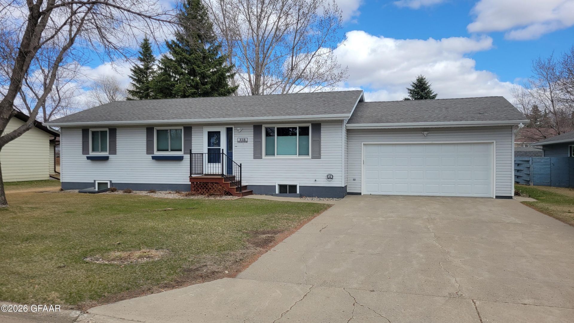 318 Village Avenue Se, Devils Lake, ND 58301 Main Photo