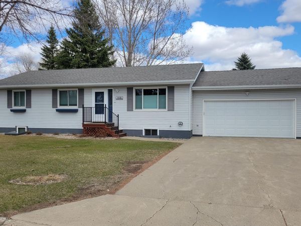 318 VILLAGE Avenue SE, Devils Lake, ND 58301