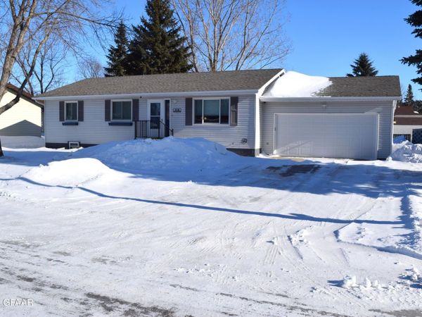 318 VILLAGE Avenue SE, Devils Lake, ND 58301