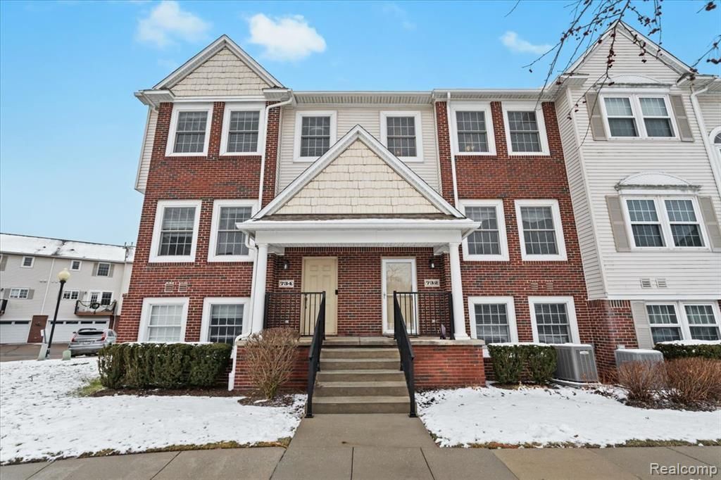 732 Eagle Drive, Fenton, MI 48430 Main Photo