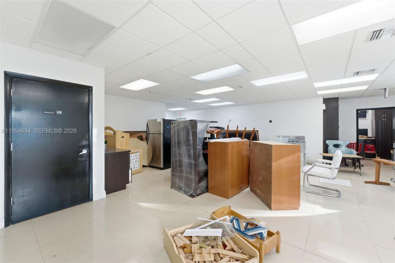 6545 NW 169th St, Hialeah, FL 33015 Photo