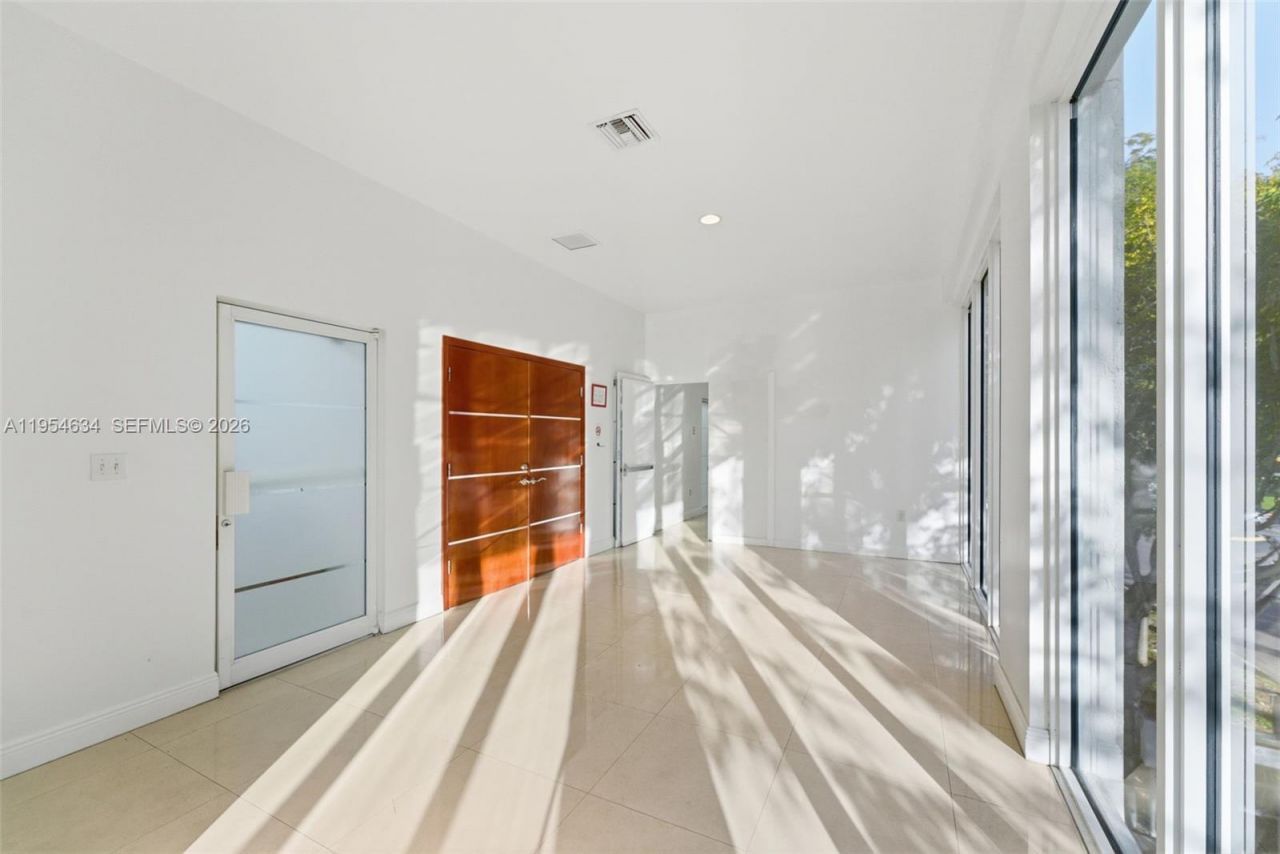 6545 NW 169th St, Hialeah, FL 33015 Photo