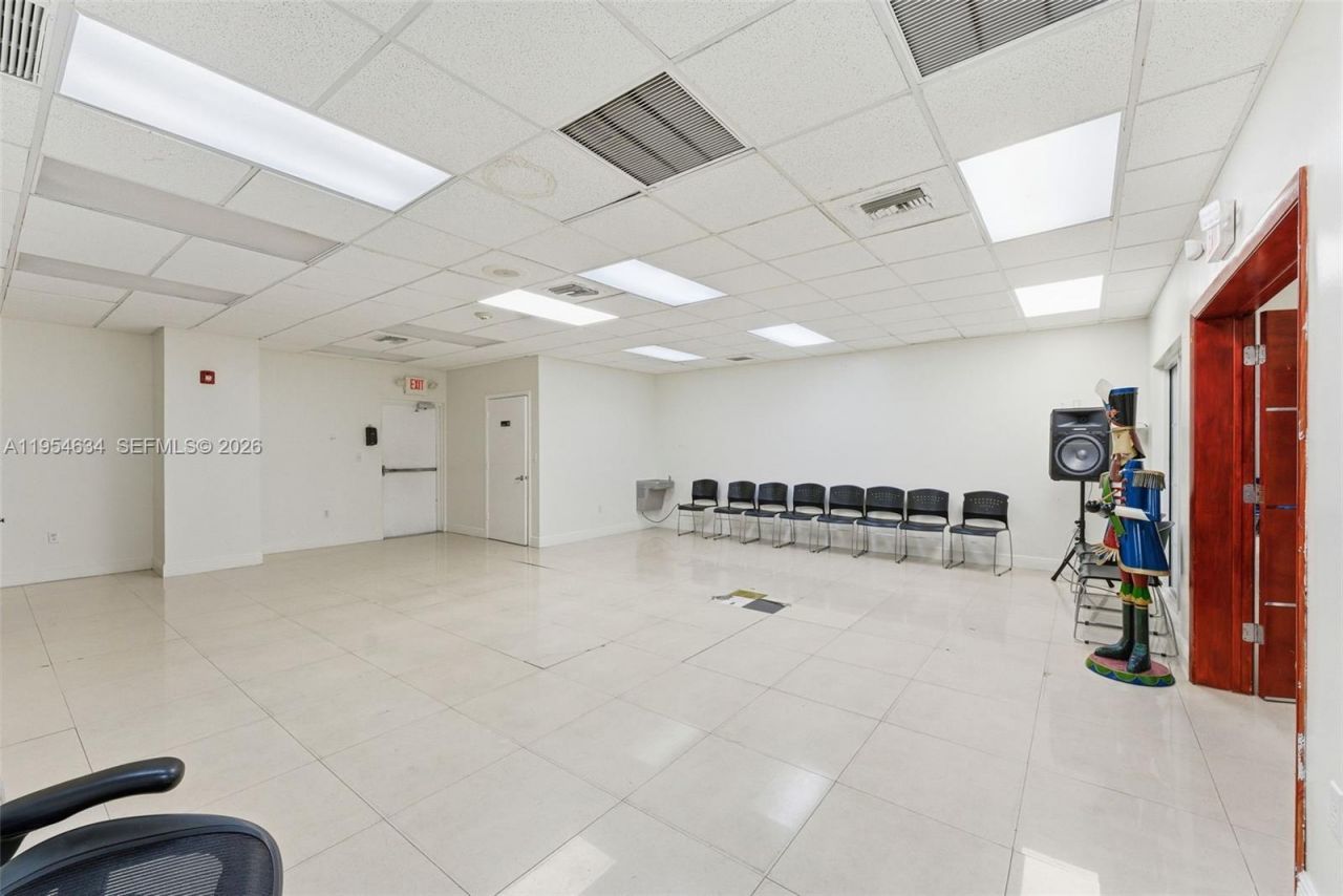 6545 NW 169th St, Hialeah, FL 33015 Photo