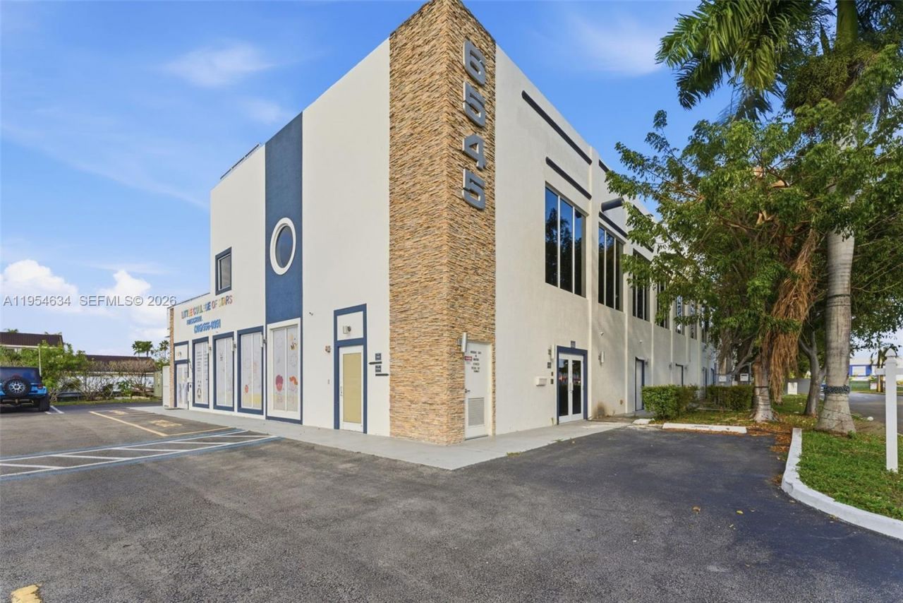 6545 NW 169th St, Hialeah, FL 33015 Photo