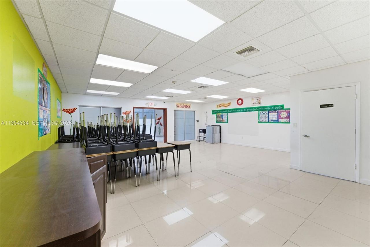 6545 NW 169th St, Hialeah, FL 33015 Photo