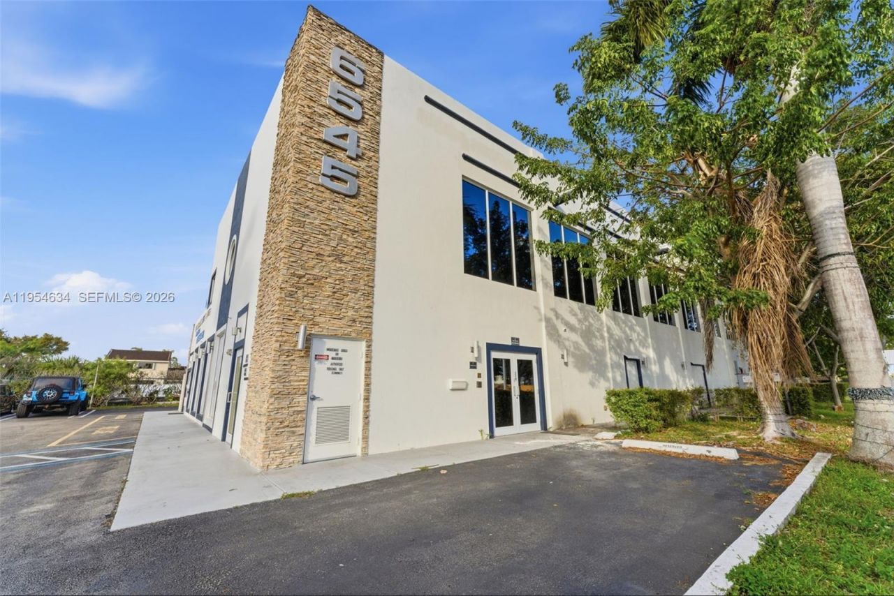 6545 NW 169th St, Hialeah, FL 33015 Photo
