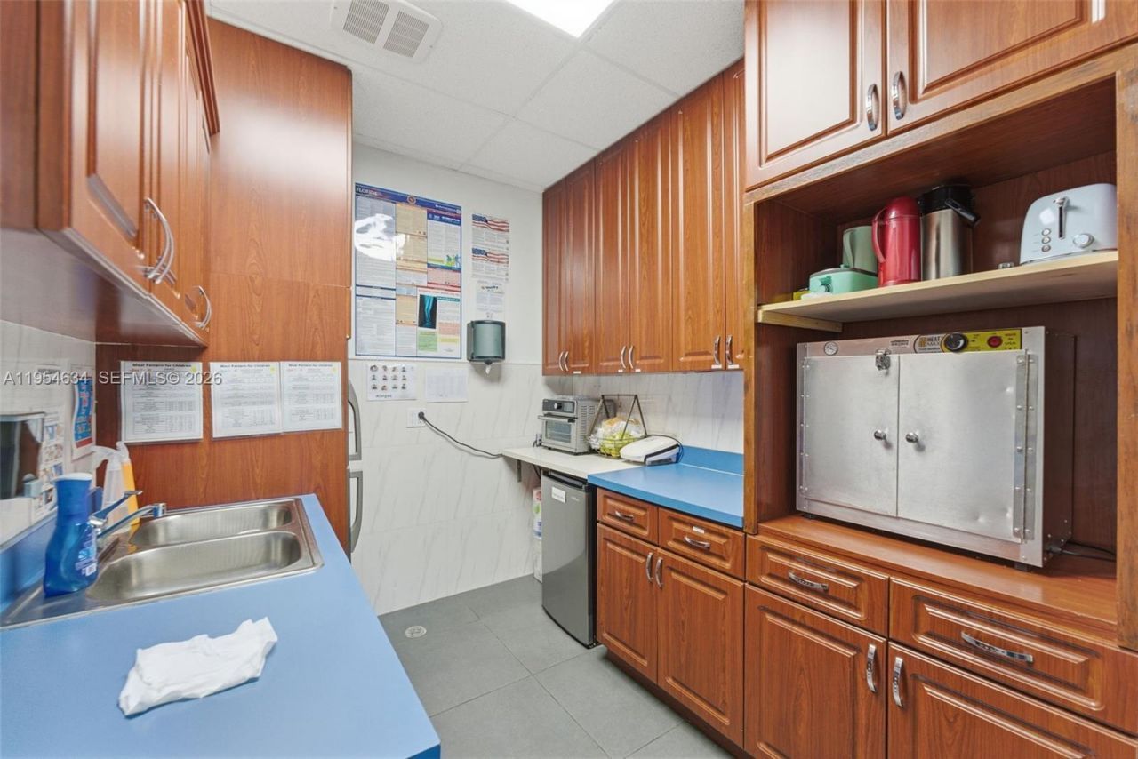 6545 NW 169th St, Hialeah, FL 33015 Photo