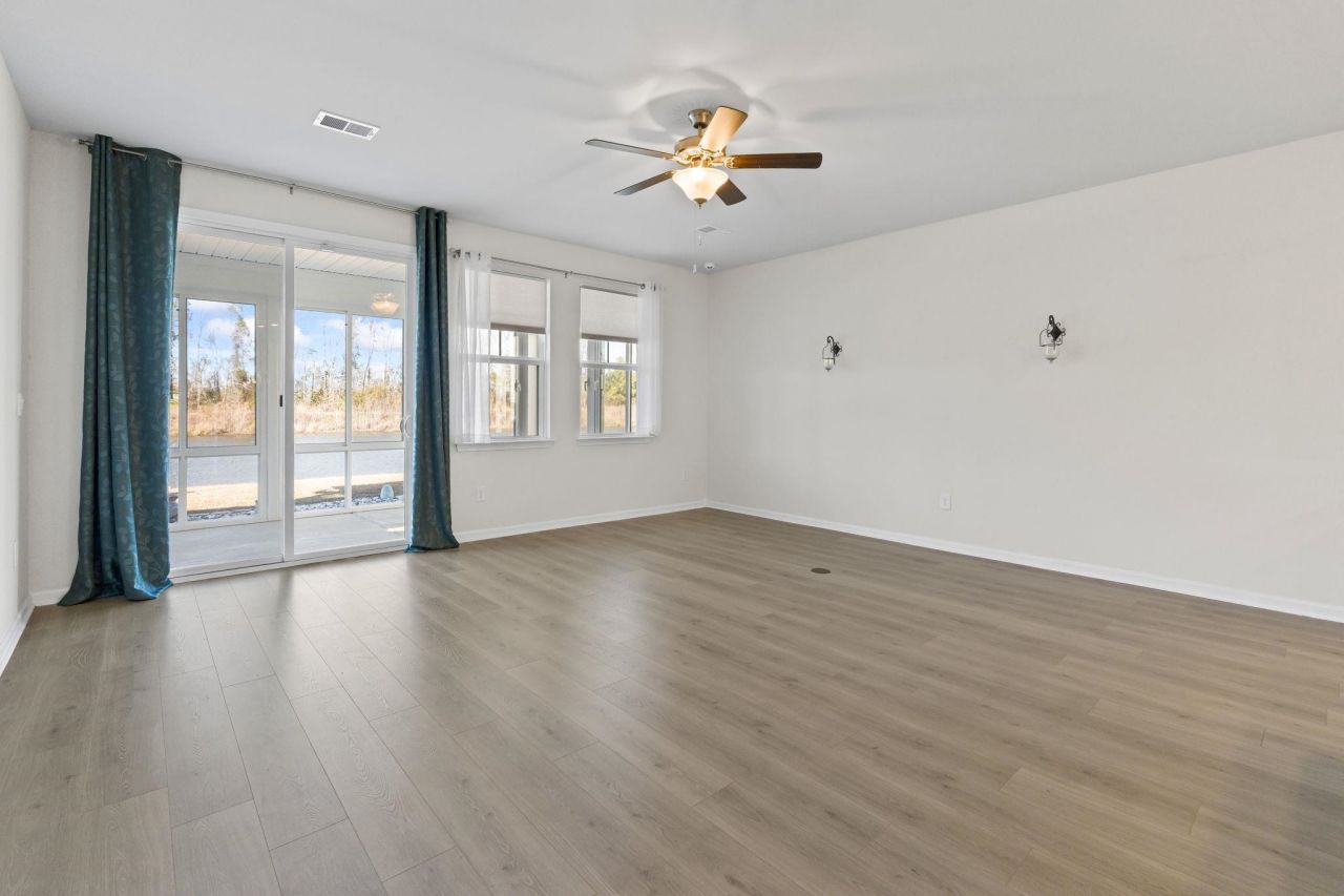 560 Pier Ct. Photo 8