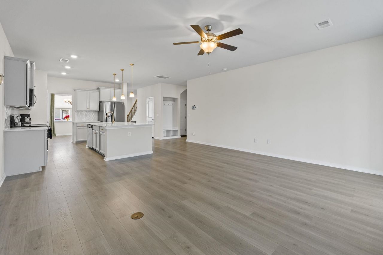 560 Pier Ct. Photo 9