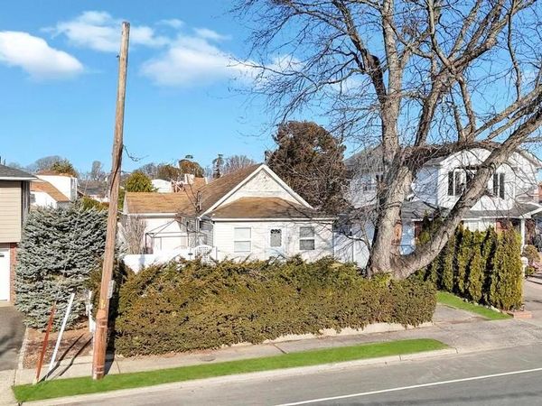 31 Cherry Avenue, Bethpage, NY 11714