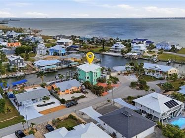 2300 Sycamore ST, ST. JAMES CITY, FL 33956