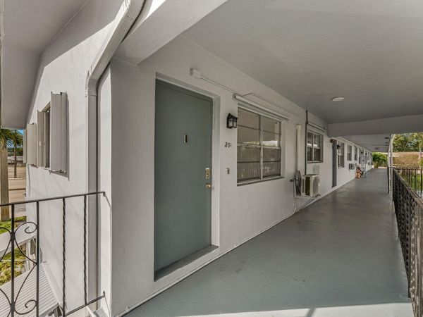 7401 Pines Boulevard, Unit 201, Pembroke Pines, FL 33024