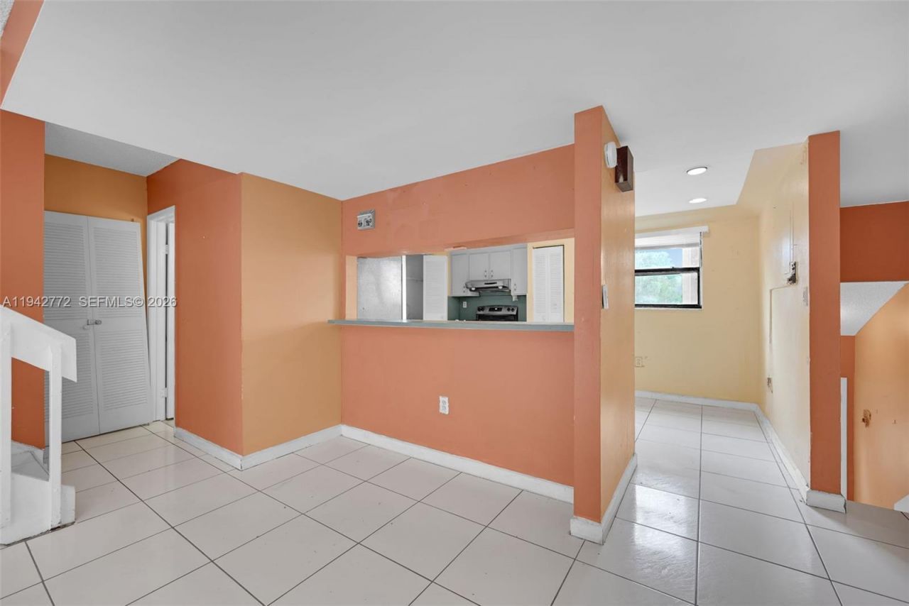 9907 NW 9th St Cir, Unit 15-20, Miami, FL 33172 Photo
