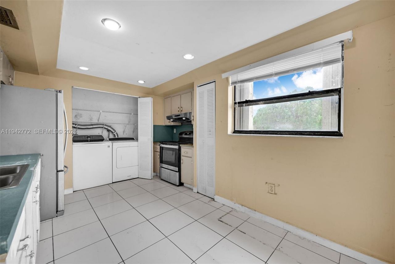 9907 NW 9th St Cir, Unit 15-20, Miami, FL 33172 Photo