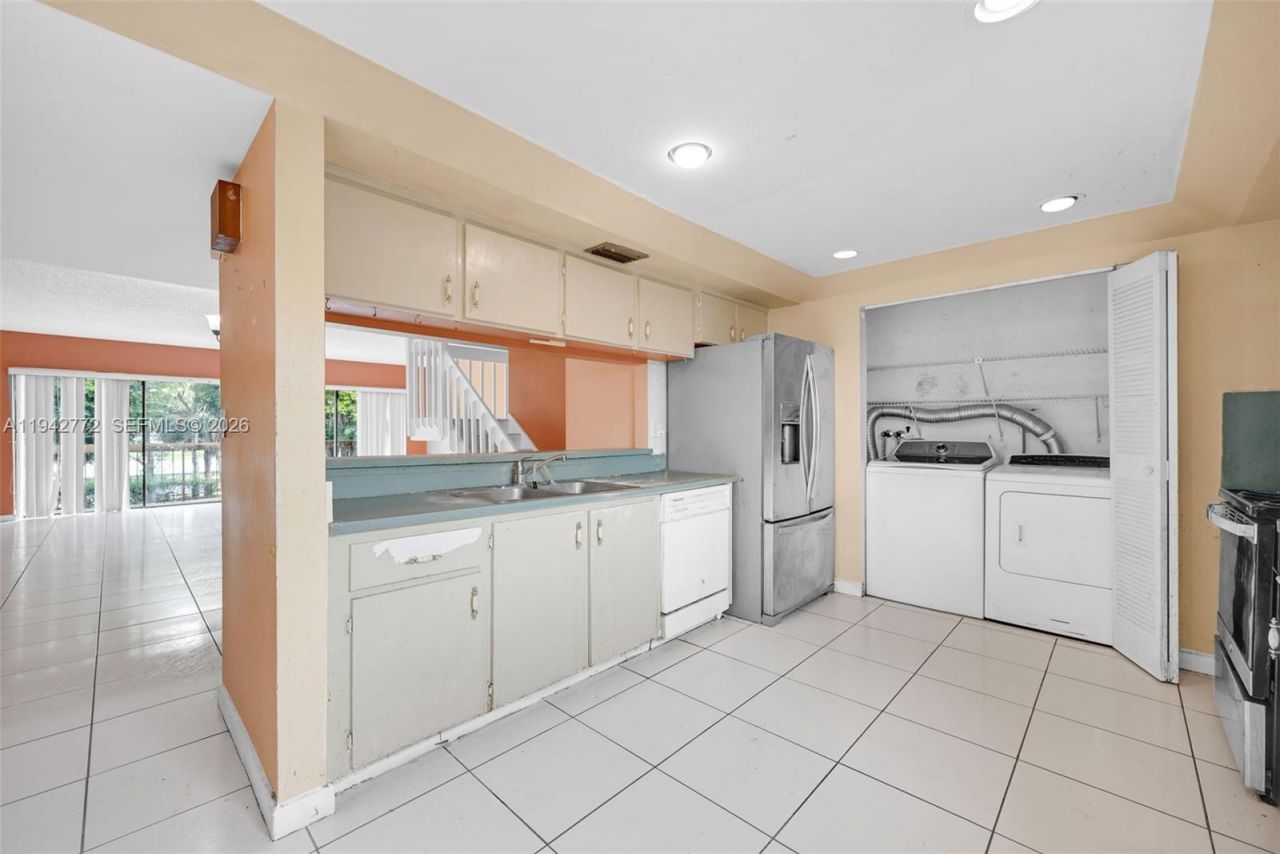 9907 NW 9th St Cir, Unit 15-20, Miami, FL 33172 Photo