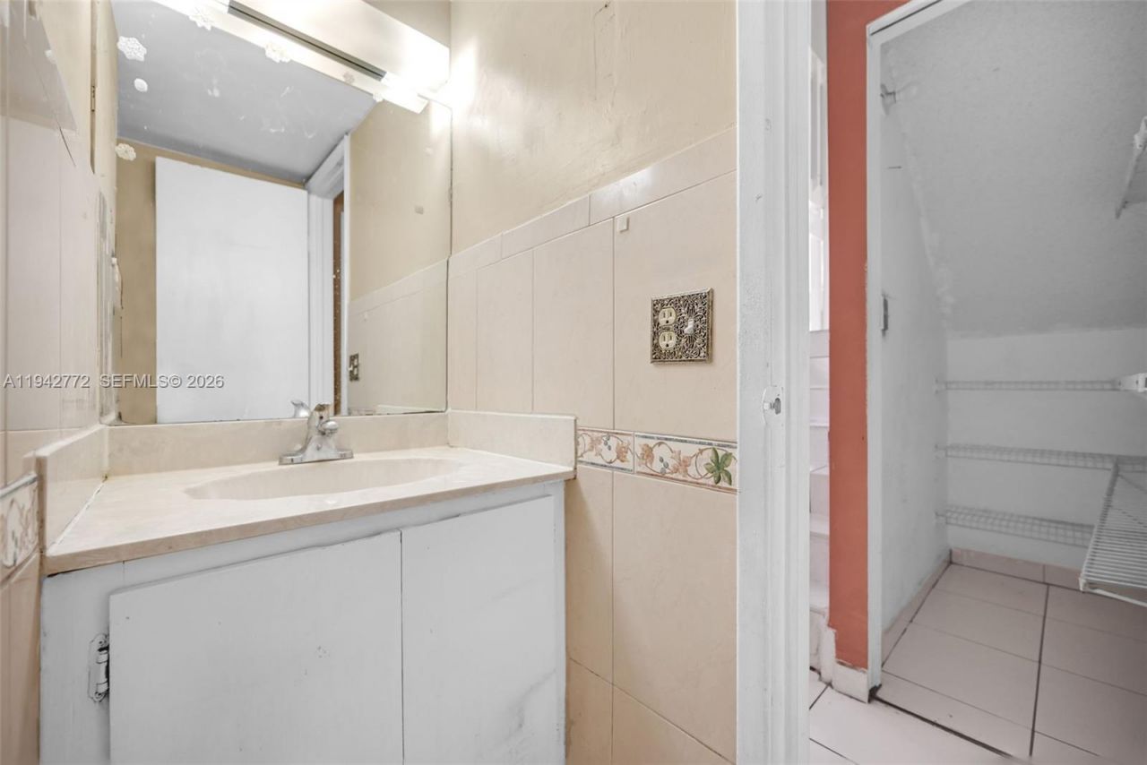 9907 NW 9th St Cir, Unit 15-20, Miami, FL 33172 Photo