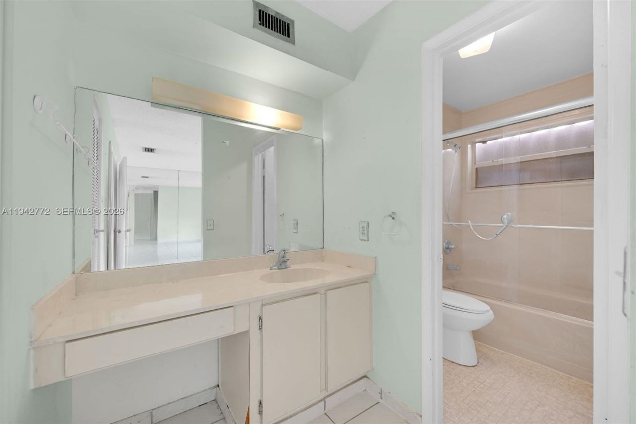 9907 NW 9th St Cir, Unit 15-20, Miami, FL 33172 Photo