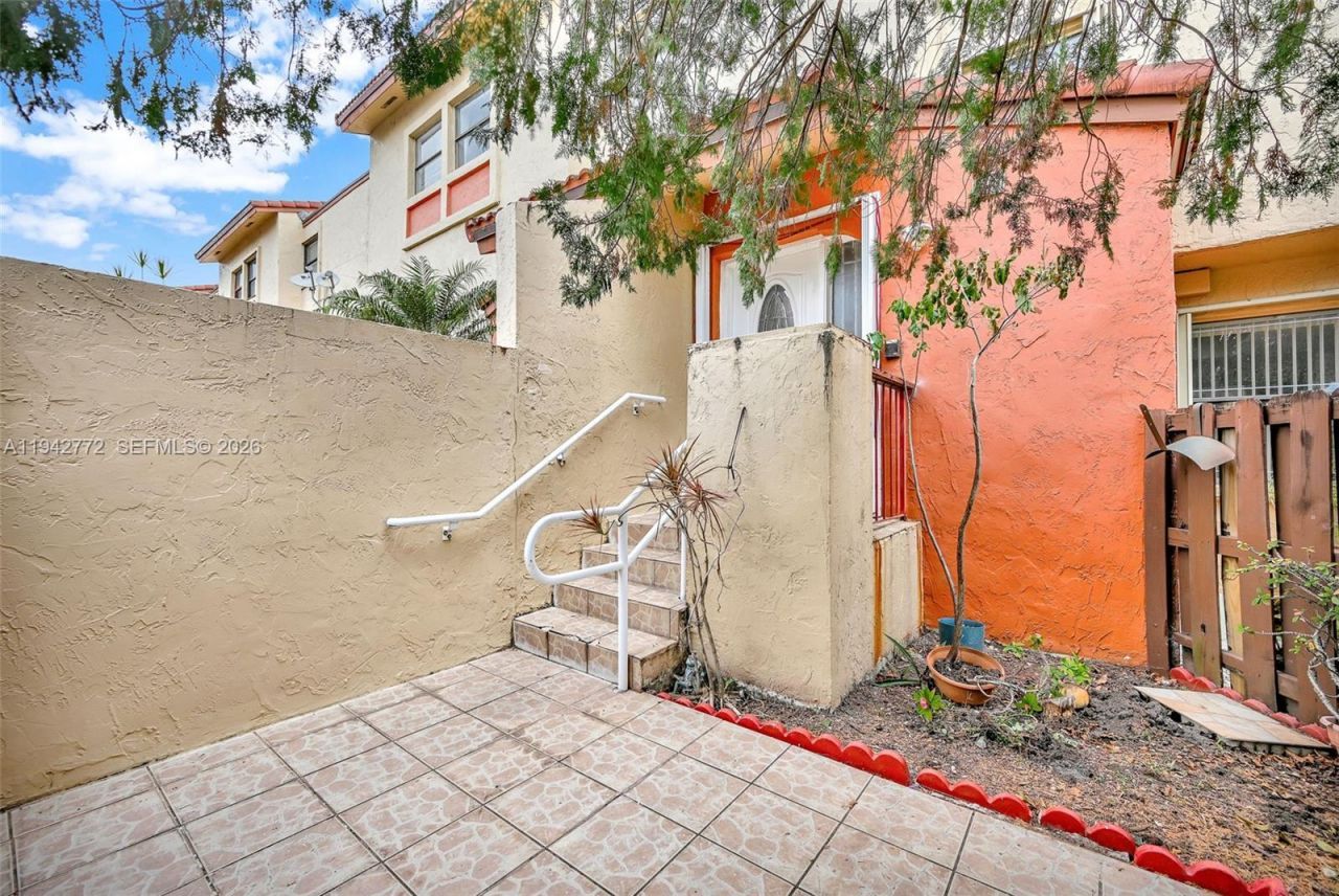 9907 NW 9th St Cir, Unit 15-20, Miami, FL 33172 Photo