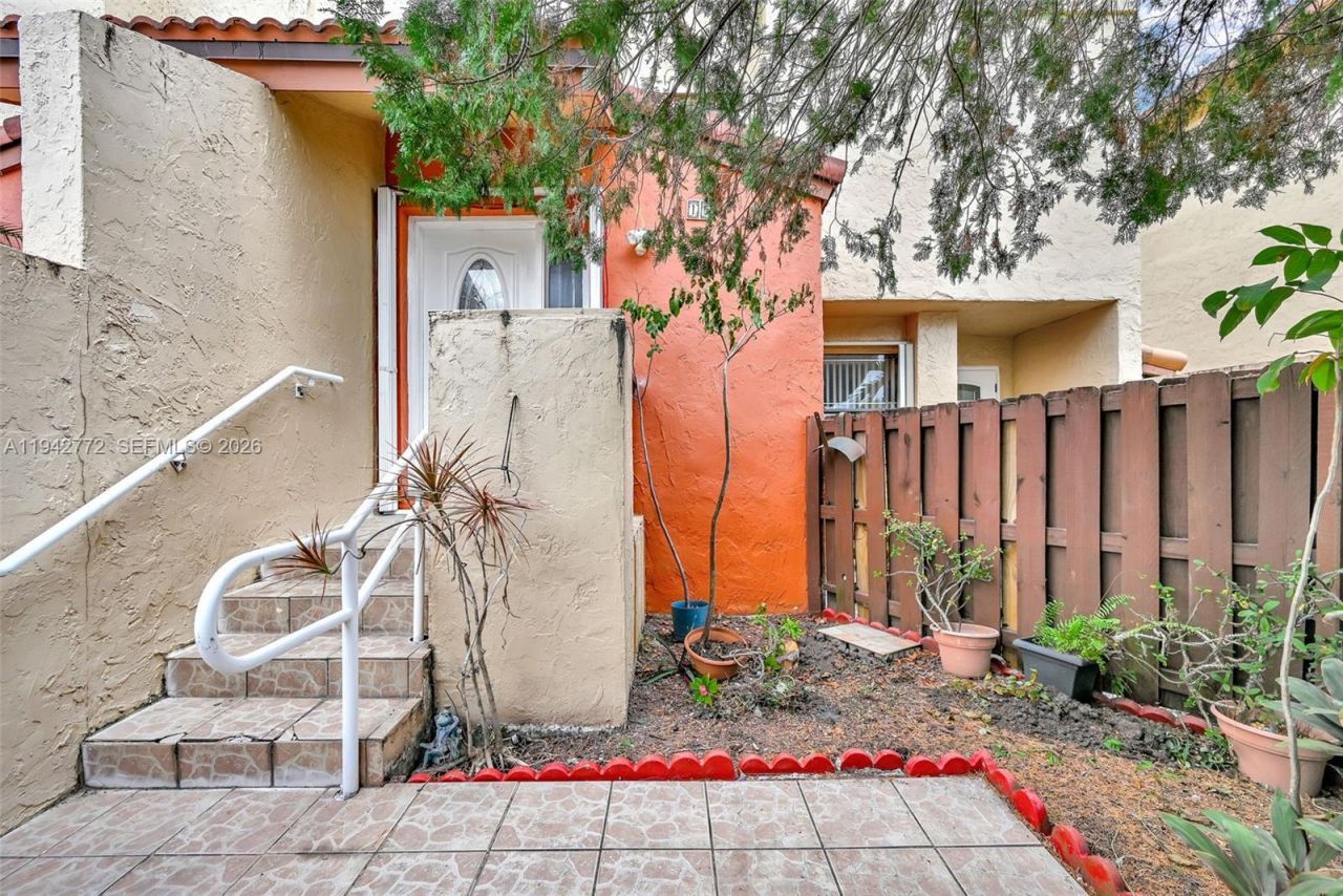 9907 NW 9th St Cir, Unit 15-20, Miami, FL 33172 Photo