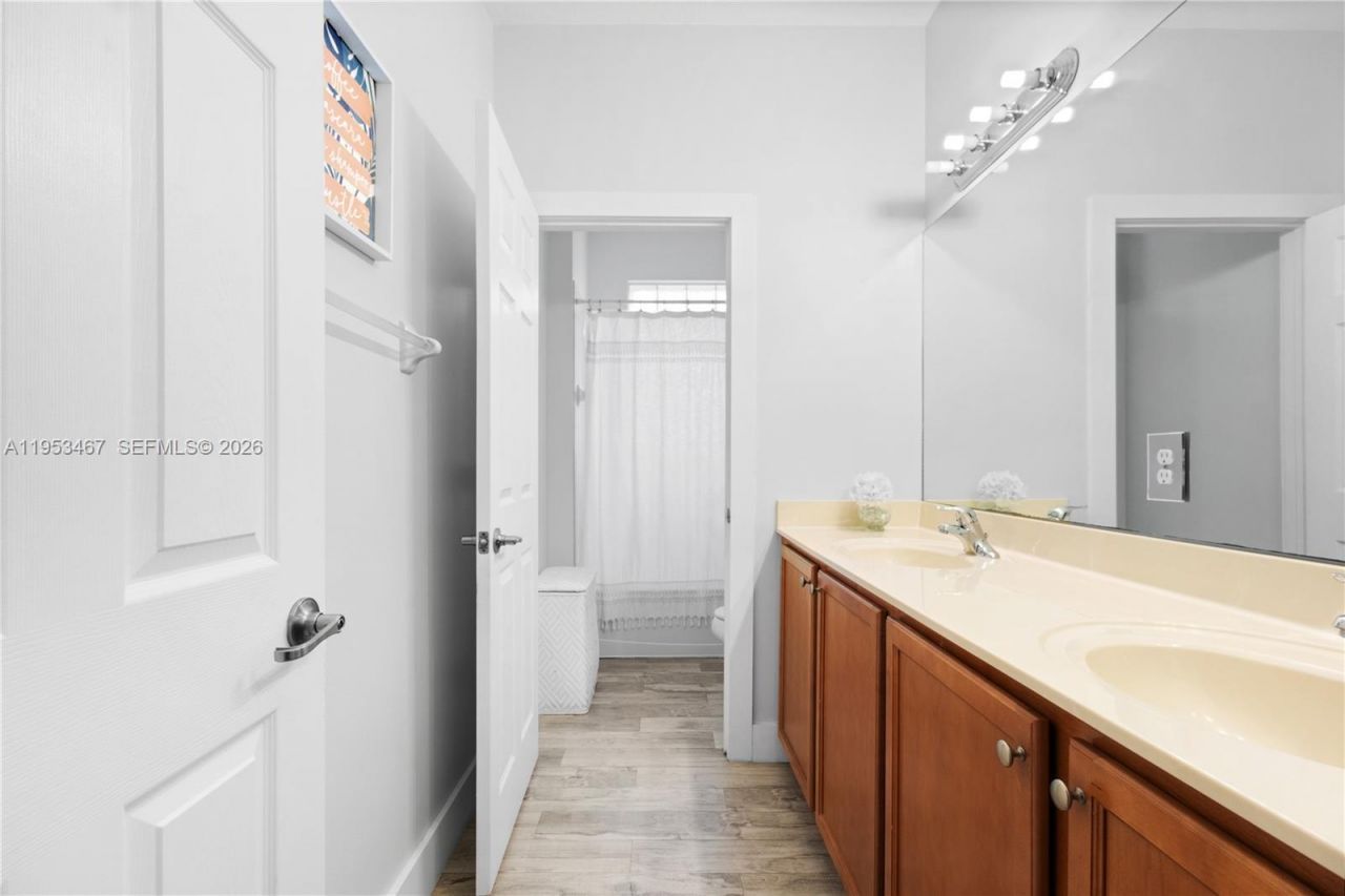 11287 NW 43rd Ter, Doral, FL 33178 Photo