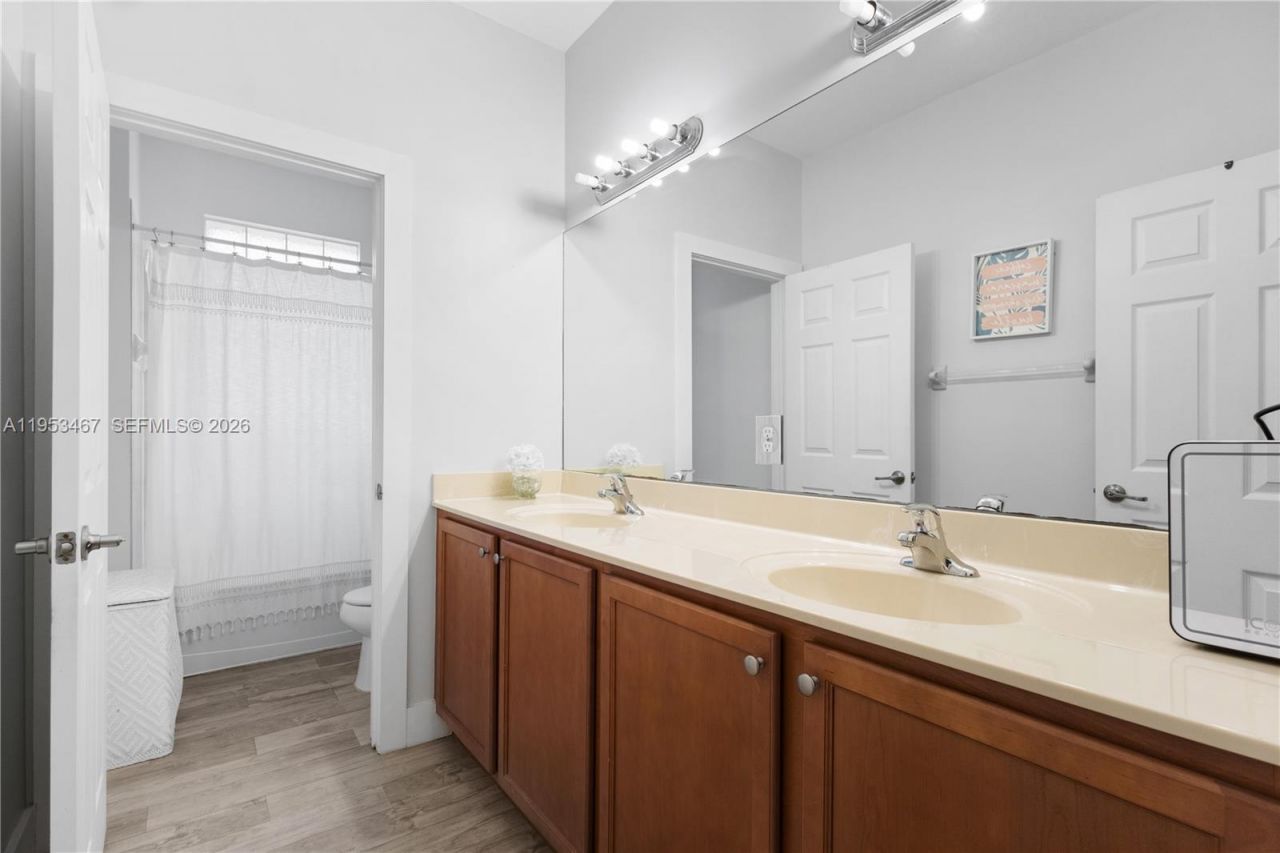 11287 NW 43rd Ter, Doral, FL 33178 Photo