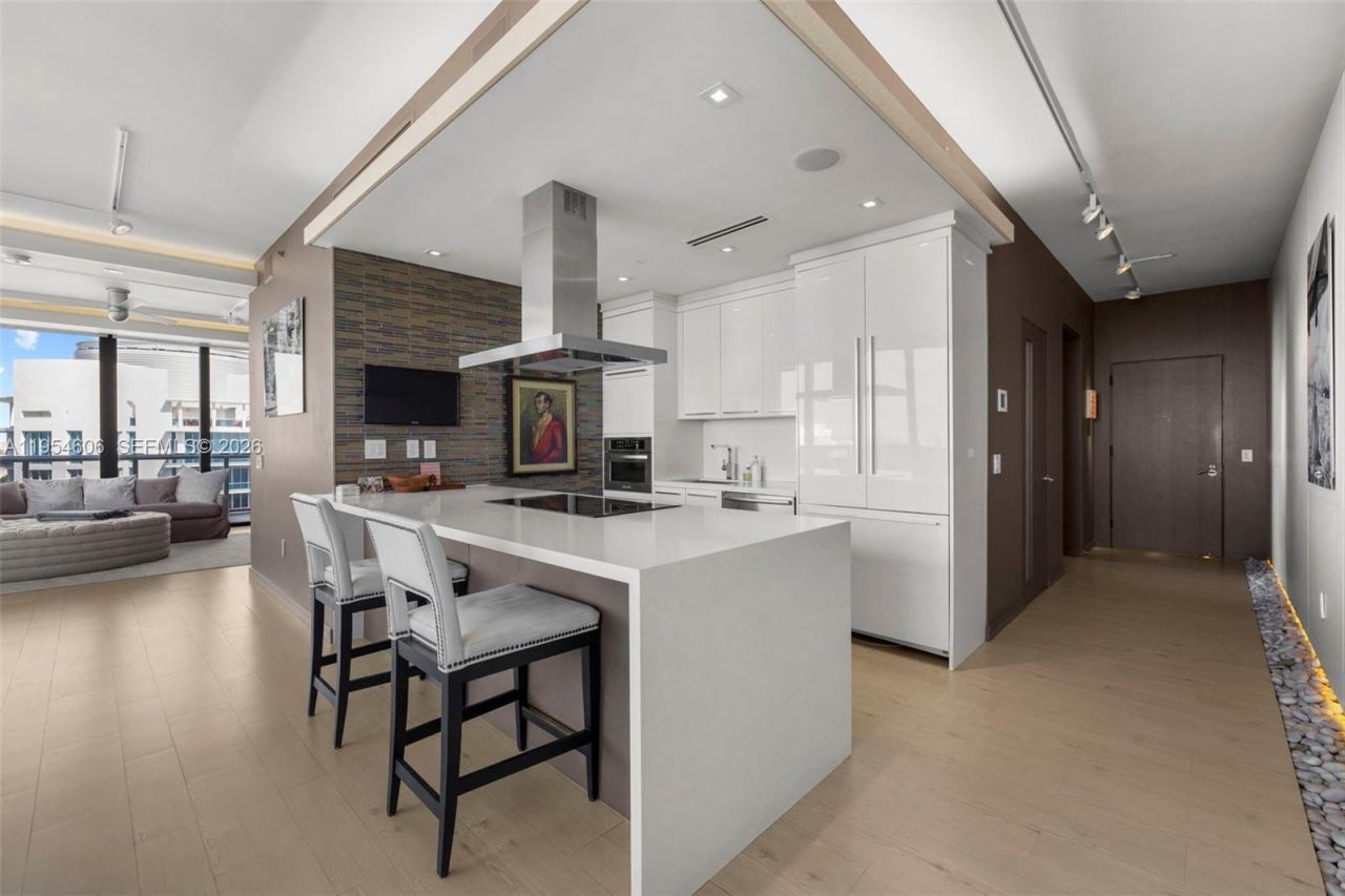 5875 Collins Ave, Unit PH-7, Miami Beach, FL 33140 Photo