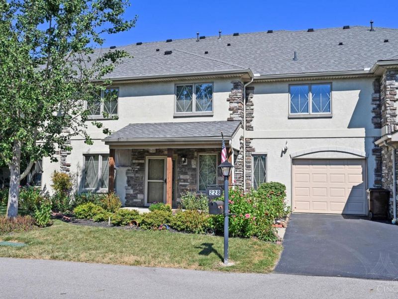 228 Edinburgh Lane, Springdale, OH 45246 Photo 2