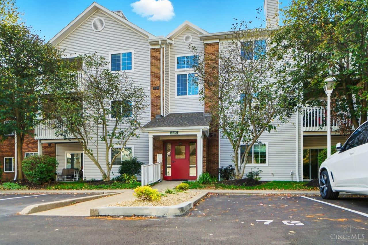 220 Carrington Place, Unit 104, Loveland, OH 45140 Main Photo