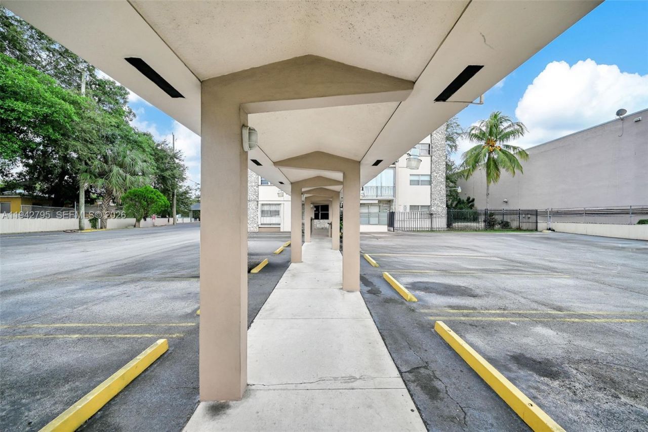 3640 NW 9th St, Unit 401, Miami, FL 33125 Photo