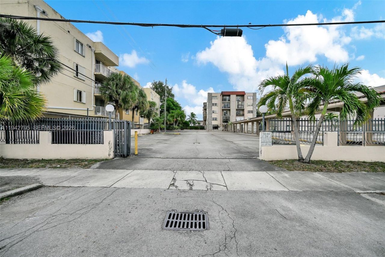 3640 NW 9th St, Unit 401, Miami, FL 33125 Photo