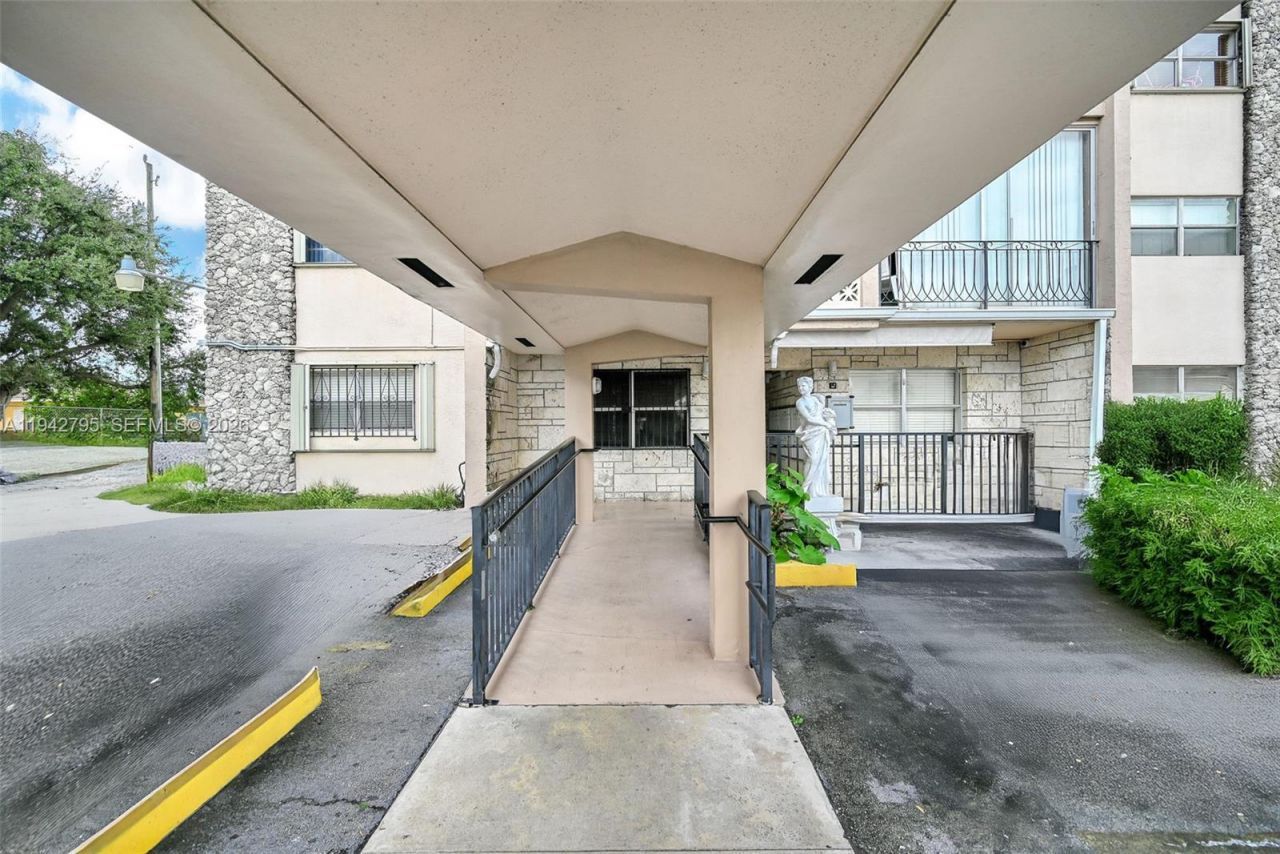 3640 NW 9th St, Unit 401, Miami, FL 33125 Photo