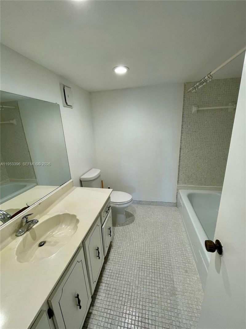 240 Lakeview Dr, Unit 308, Weston, FL 33326 Photo