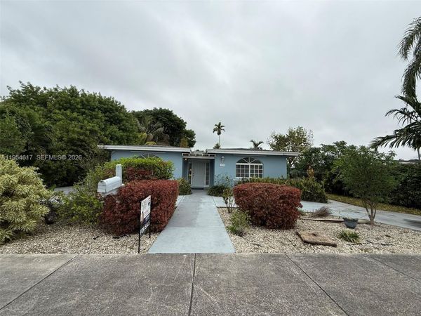 9825 SW 54th St, Miami, FL 33165