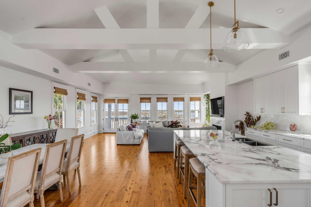 904 Middle Street Photo 3