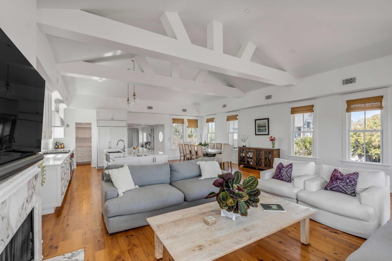 904 Middle Street Photo 5