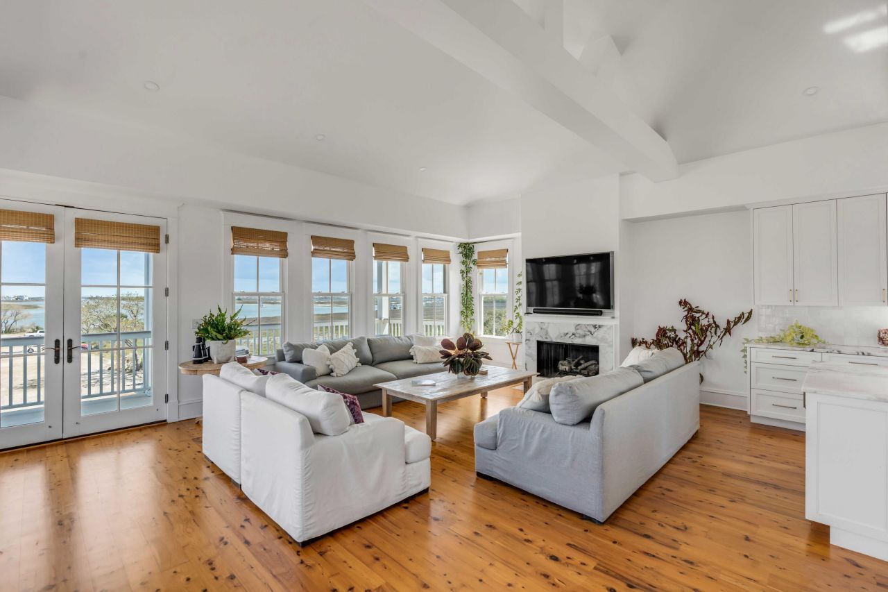 904 Middle Street Photo 7