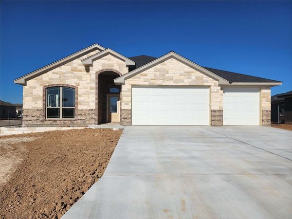 724 Golden Eagle DR, Salado, TX 76571