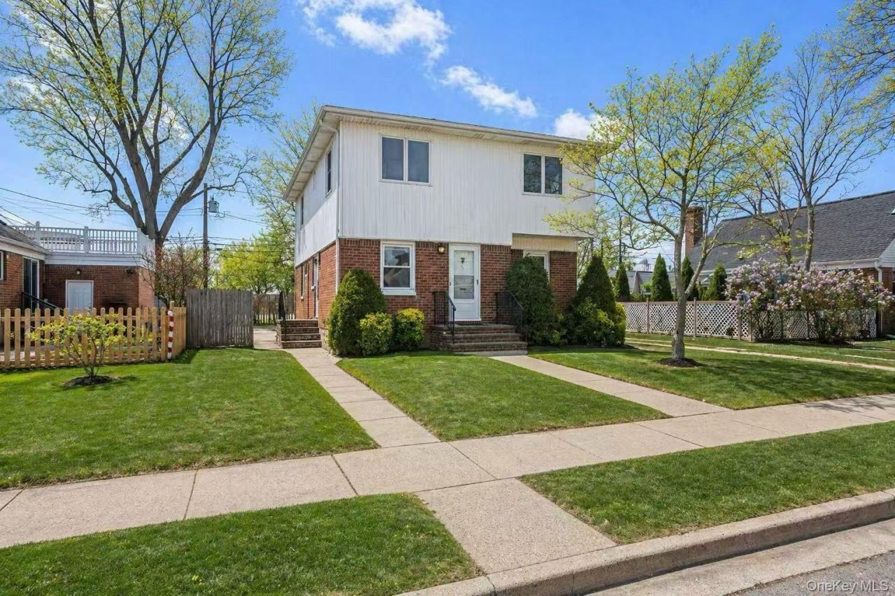 169 Wilton Street, New Hyde Park, NY 11040 Main Photo