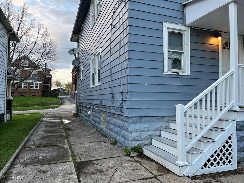 10702 Lamontier Avenue, Cleveland, OH 44104 Photo 33