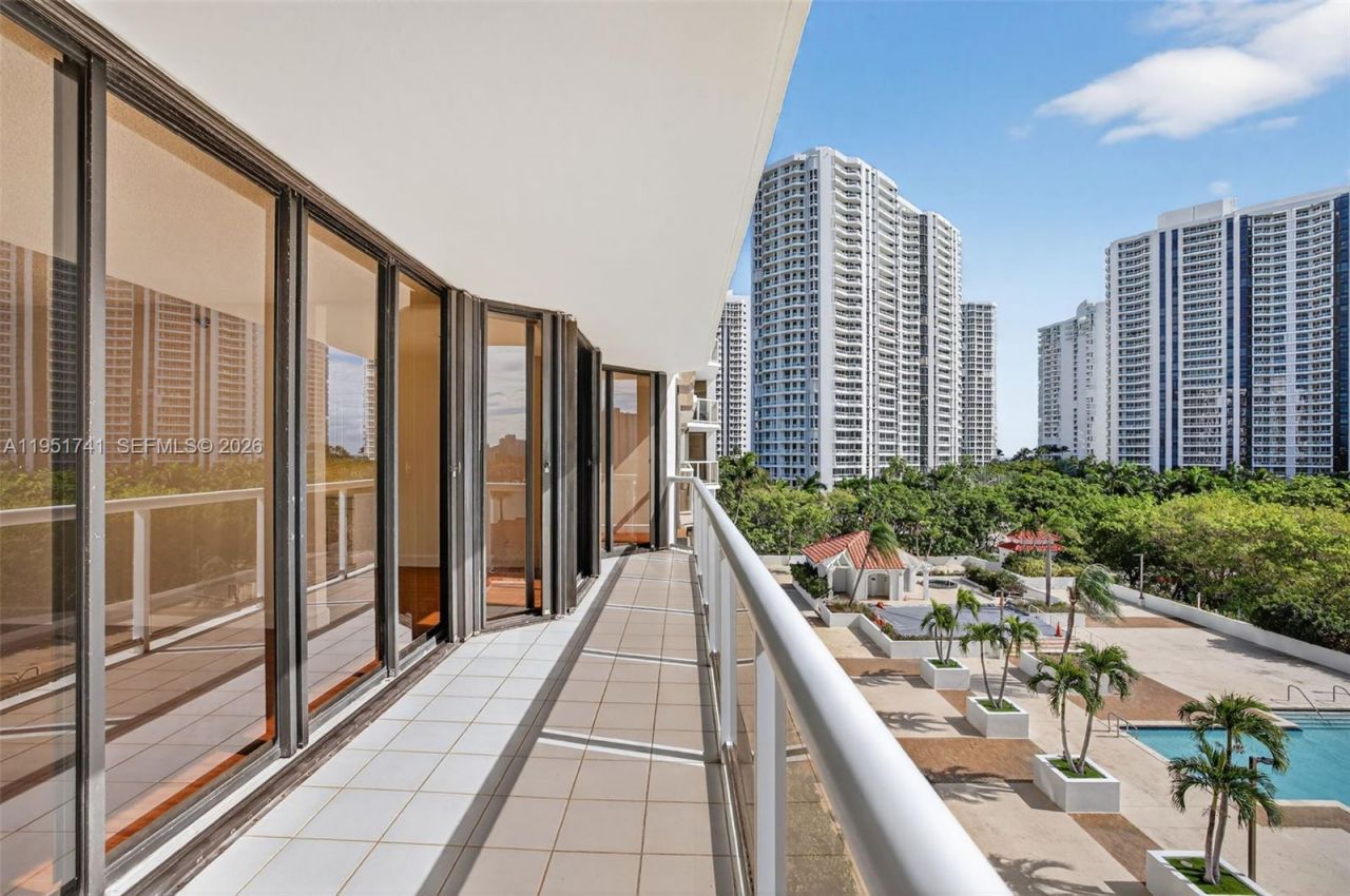 3640 Yacht Club Dr, Unit 708, Aventura, FL 33180 Photo