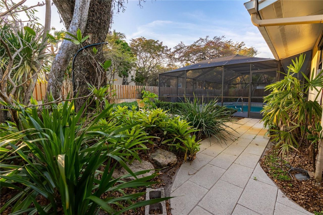 6371 Hutchinson Rd , Miami Lakes, FL 33014 Photo