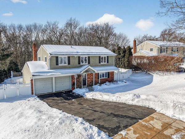 18 Hill Lane, Smithtown, NY 11787