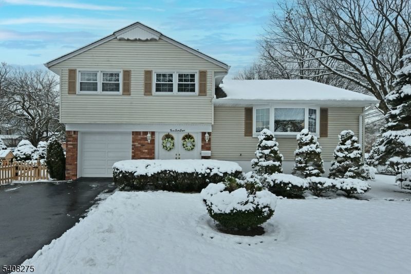 368 Elmwood Dr, Paramus, NJ 07652 Main Photo