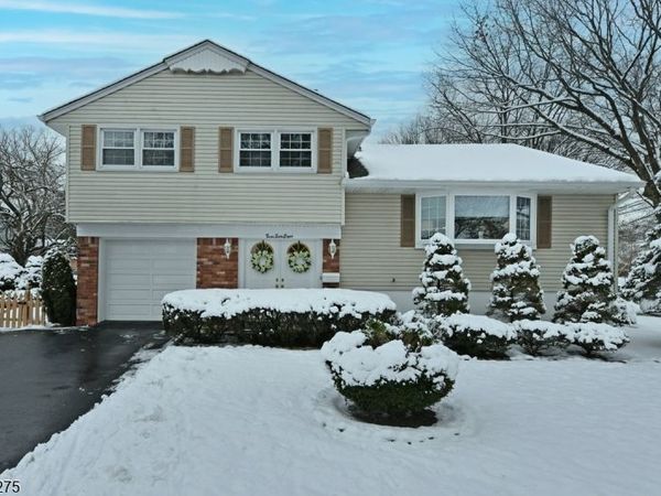 368 Elmwood Dr, Paramus, NJ 07652