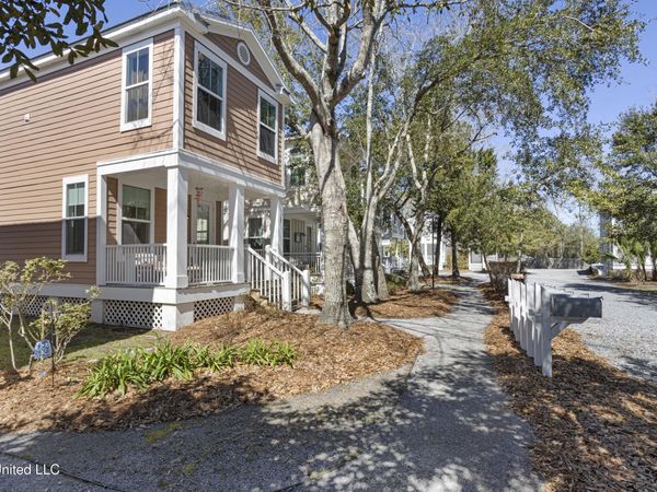 2207 Government Street, Ocean Springs, MS 39564