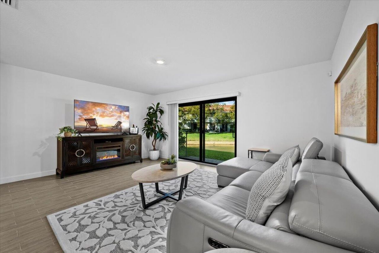 6013 Woods Edge Circle, Riviera Beach, FL 33410 Photo