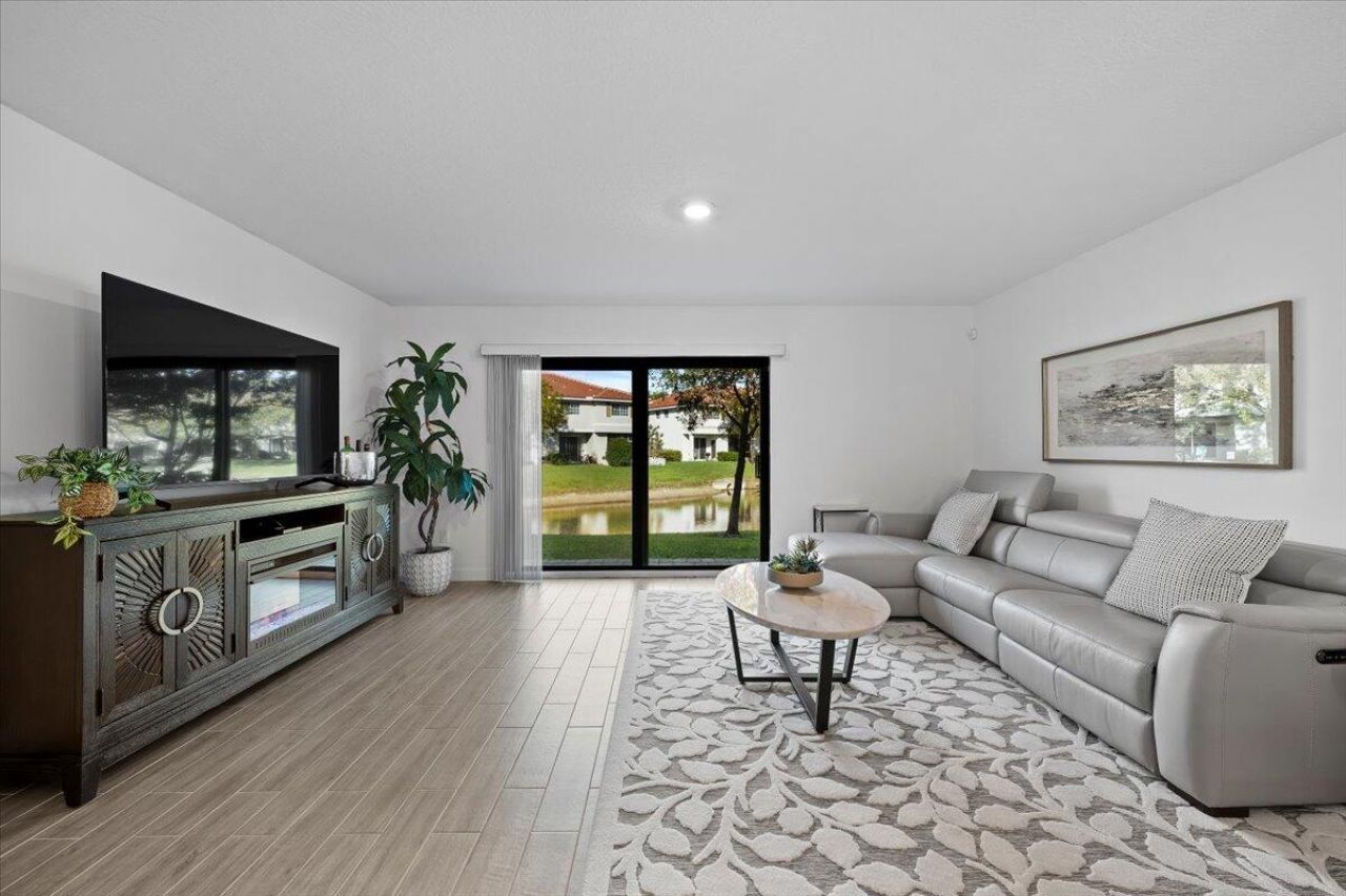 6013 Woods Edge Circle, Riviera Beach, FL 33410 Photo