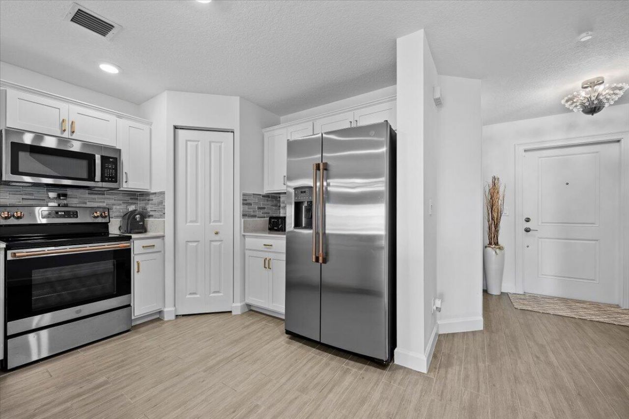 6013 Woods Edge Circle, Riviera Beach, FL 33410 Photo