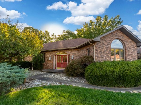 600 Deer Lake Drive W, Carbondale, IL 62901