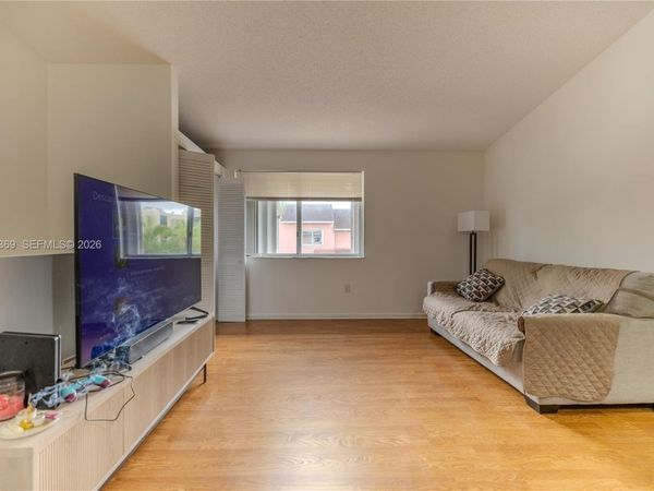 8013 Lake Dr , Unit 203, Doral, FL 33166